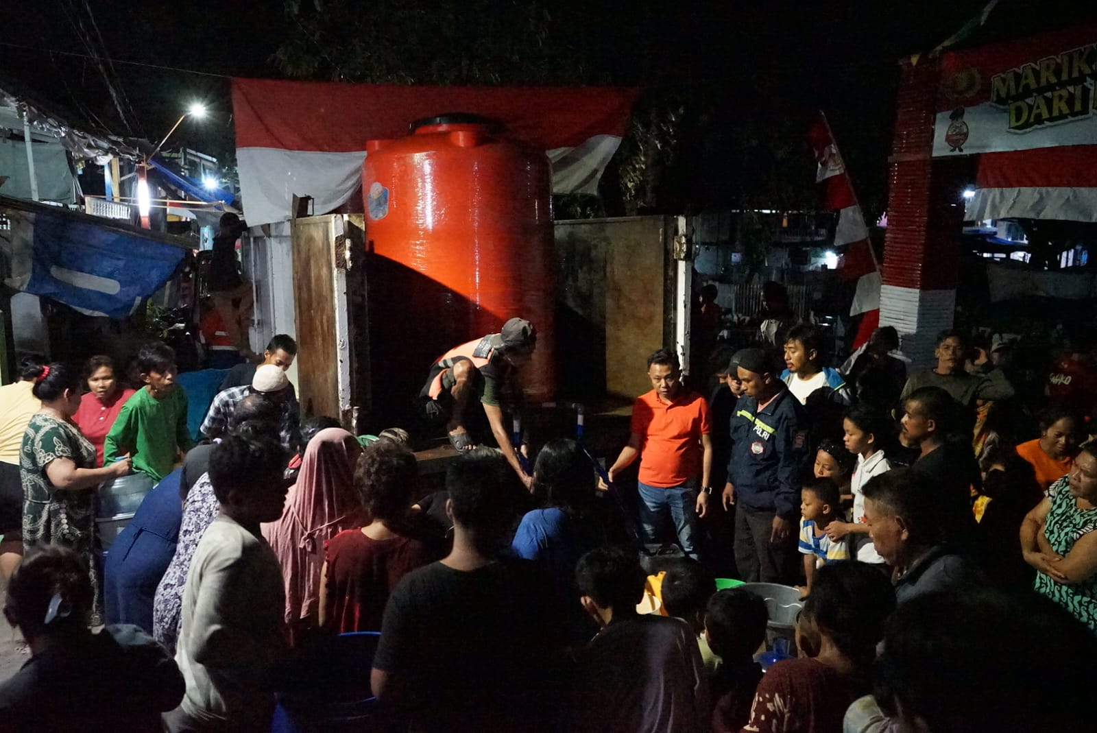 Peduli Pada Warganya Camat Tallo Salurkan Air Bersi di Kelurahan Lembo