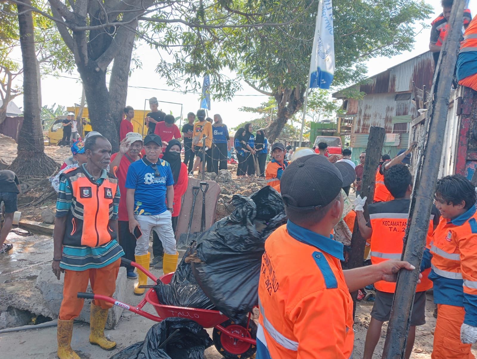 Kerja Bakti di Kampung Nelayan, Camat Tallo Apresiasi Pandawara Group