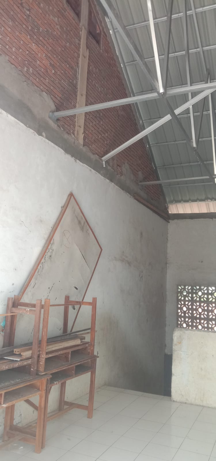 Rehab SDN No 166 Inpres Bontorita Dirugikan Oleh Rekanan ( Kepsek Minta Pertanggung jawaban Terhadap Dinas)