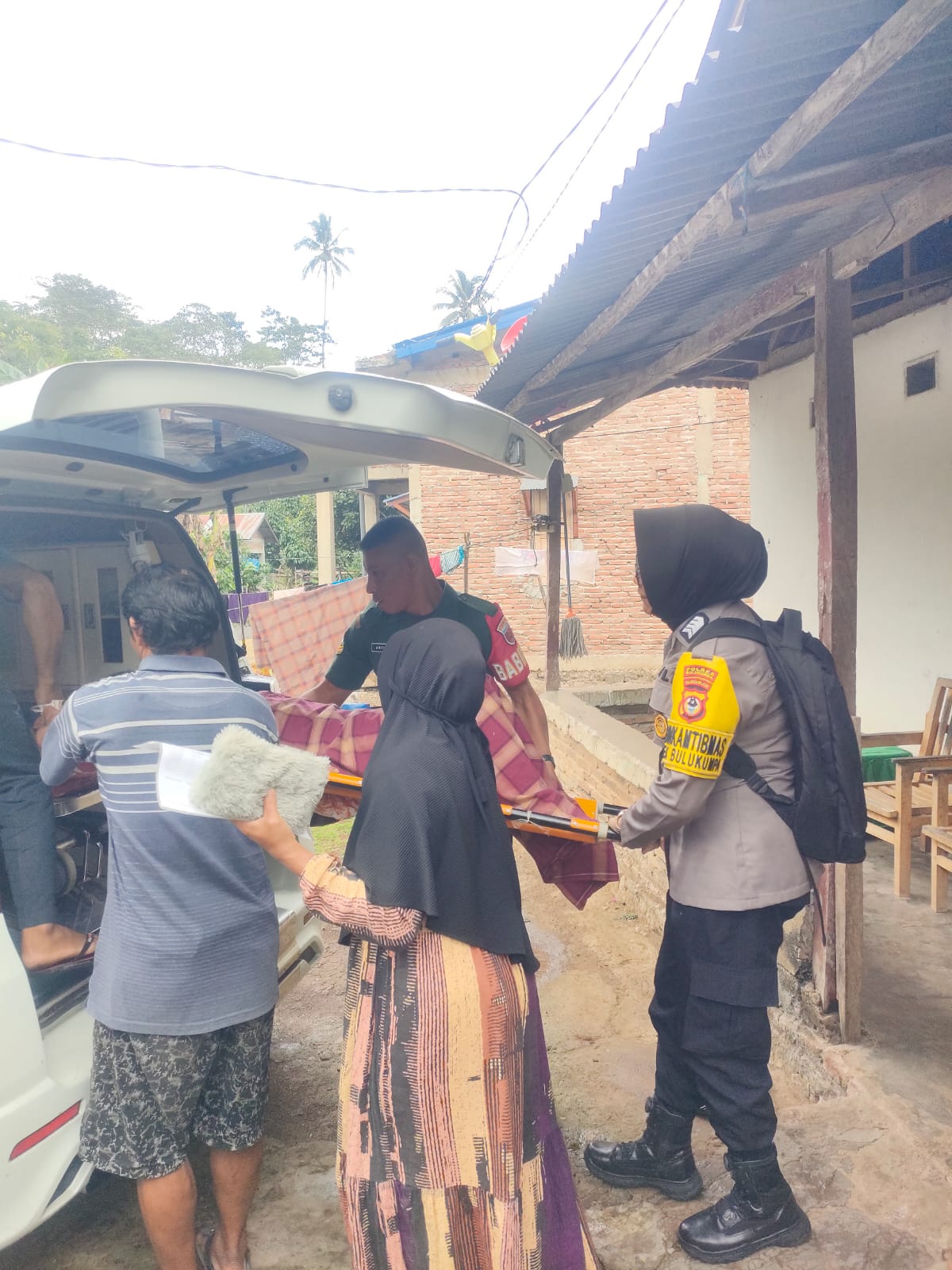 Kekompakan Bhabinkamtibmas Dan Babinsa, Gotong Warga Yang Lagi Saki