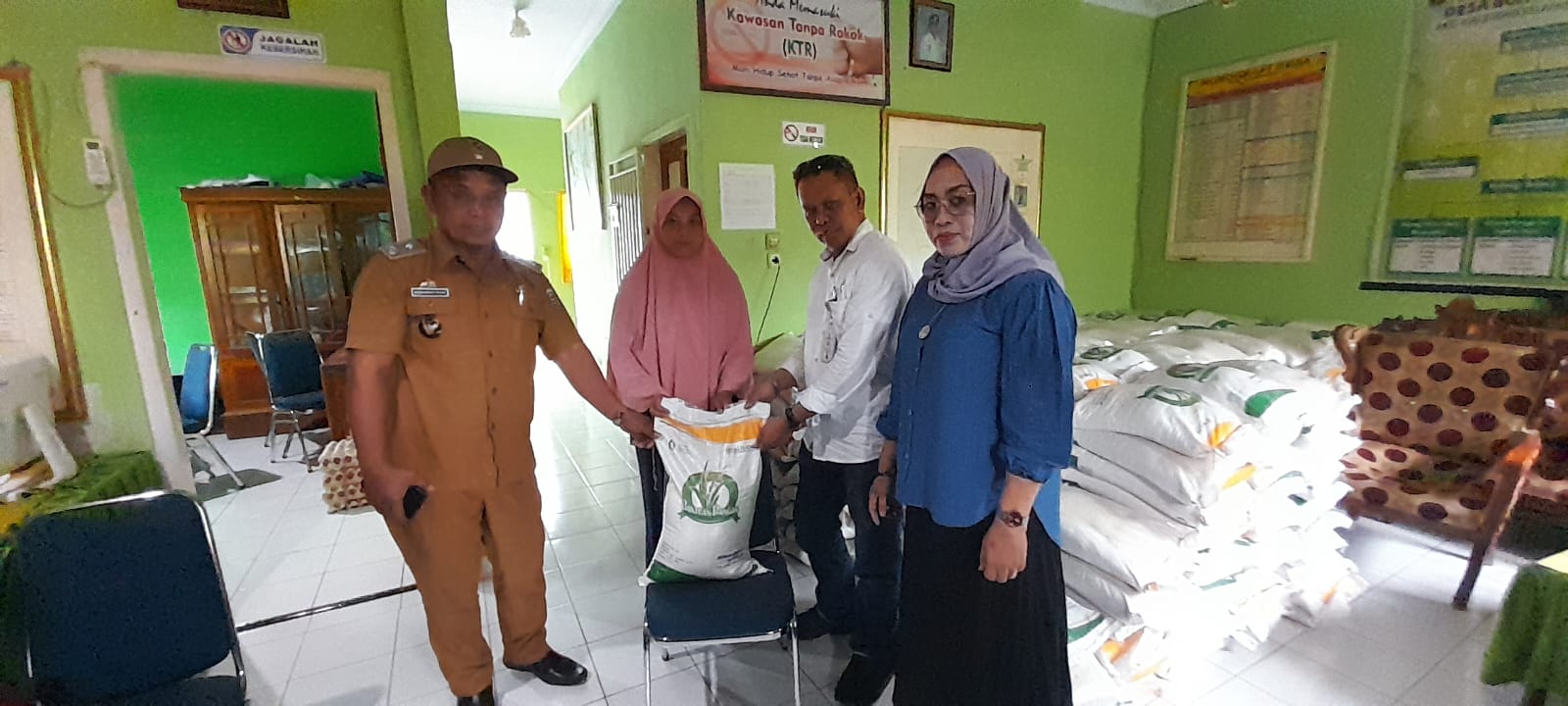 Kades Bontomarannu, Menyalurkan Beras Bulog Kepada Masyarakat yang Kurang Mampu