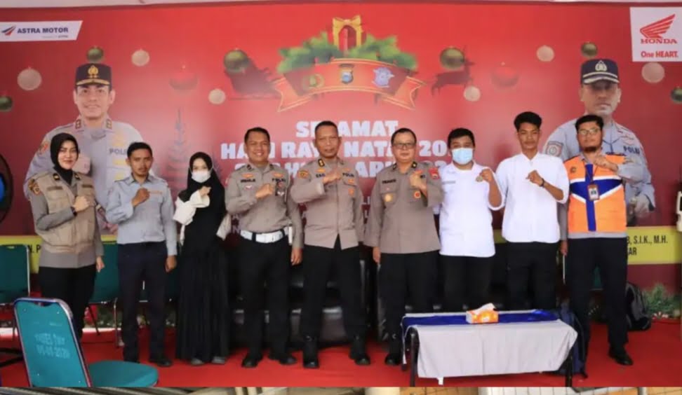 Pantau Ops Lilin 2023, Kabagpsikologi Biro SDM Polda Sulsel : Kami Beri Gerakan Otak Kepada Seluruh Personel Pengamanan Berikan kenyamanan kepada masyarakat saat libur perayaan Natal 2023 dan Tahun Baru 2024 (Nataru), Biro SDM Polda Sulsel lakukan pengecekan pos pelayanan dan pengamanan Nataru, Kamis (28/12/2023). Pada kegiatan tersebut tampak Kabagwatpers AKBP Eko Suroso bersama Kabagpsikologi Kompol Udin Yulianto melaksanakan pengecekan Pos Pelayanan operasi Lilin Nataru 2023 di Pospam Simpang 5 Bandara dan Pospam Pelabuhan Sukarno Hatta Makassar. Kabagwatpers Biro SDM Polda Sulsel mengatakan maksud dan tujuan dilakukannya pengecekan pos dan personel adalah guna mengetahui sejauh mana Kesiapan Personil Pengamanan dan kondisi personel pengamanan dalam Operasi Lilin 2023. Pada kesempatan tersebut AKBP Eko Suroso juga memberikan arahan dan pesan kepada seluuruh personel yang sedang melakukan pengamanan baik unsur TNI, Polri dan Instansi terkait. “Kepada seluruh personel Polri, TNI dan instansi terkait diharapkan memiliki Rasa Responsif dan tanggung jawab dalam melayani masyarakat dan terus jaga kesehatan dan kekompakan dalam mendukung pelaksanaan tugas pada Operasi Lilin tahun 2023, ” ucap Kabagwatpers Selain Kabagwatpers Kabagpsikologi juga memberikan beberapa gerakan streching kepada personel pengamanan untuk memberikan refleksi agar tidak jenuh dalam melakukan pengamanan. “Kami beri gerakan refleksi dan gerakan pengendoran urat saraf dan memperlancar otak kanan dan kiri, ini langsung kami praktekkan sehingga seluruh personel Pengamanan bisa melakukannya setiap hari saat bertugas. Tutur Kompol Udin Setelah memberikan arahan dan gerakan streching kepada personel pengamanan, Kabagwatpers dan Kabagpsi Biro SDM Polda Sulsel memberikan bingkisan kepada petugas yang berjaga memberi semangat kepada seluruh personel yang bertugas Personel yang menerima bingkisan tersebut merasa senang dan mengucapkan terima kasih kepada jajaran Biro SDM Polda Sulsel dan yang telah berkunjung ke pos pengamanan. Untuk diketahui, kegiatan kunjungan Biro SDM Polda Sulsel ini sebagai bentuk program kegiatan dalam memantau situasi personel Polri bukan hanya pada operasi NATARU juga kontinyu dilaksanakan kepada personel yang menderita sakit atau personel yang membutuhkan bantuan. “Kegiatan ini sebagai bentuk pelayanan Biro SDM Polda Sulsel dalam memberikan layanan personel secara aktif guna mendengarkan keluh kesah serta hambatan yang dihadapi personel itu sendiri. Tentunya kami Biro SDM Polda Sulsel selalu siap memberikan yang terbaik untuk seluruh personel Polda Sulsel Tutup AKBP Eko Suroso