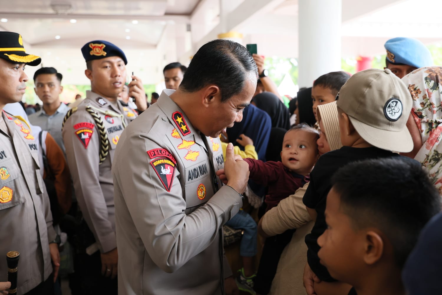 Kapolda Sulawesi Selatan Gelar Bakti Sosial, Bakti Kesehatan dan Pasar Murah