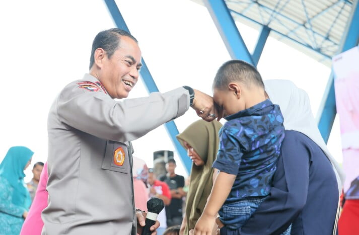 Baksos di Sinjai, Kapolda Sulsel Bagikan Ribuan paket Sembako Ke Masyarakat Kurang Mampu