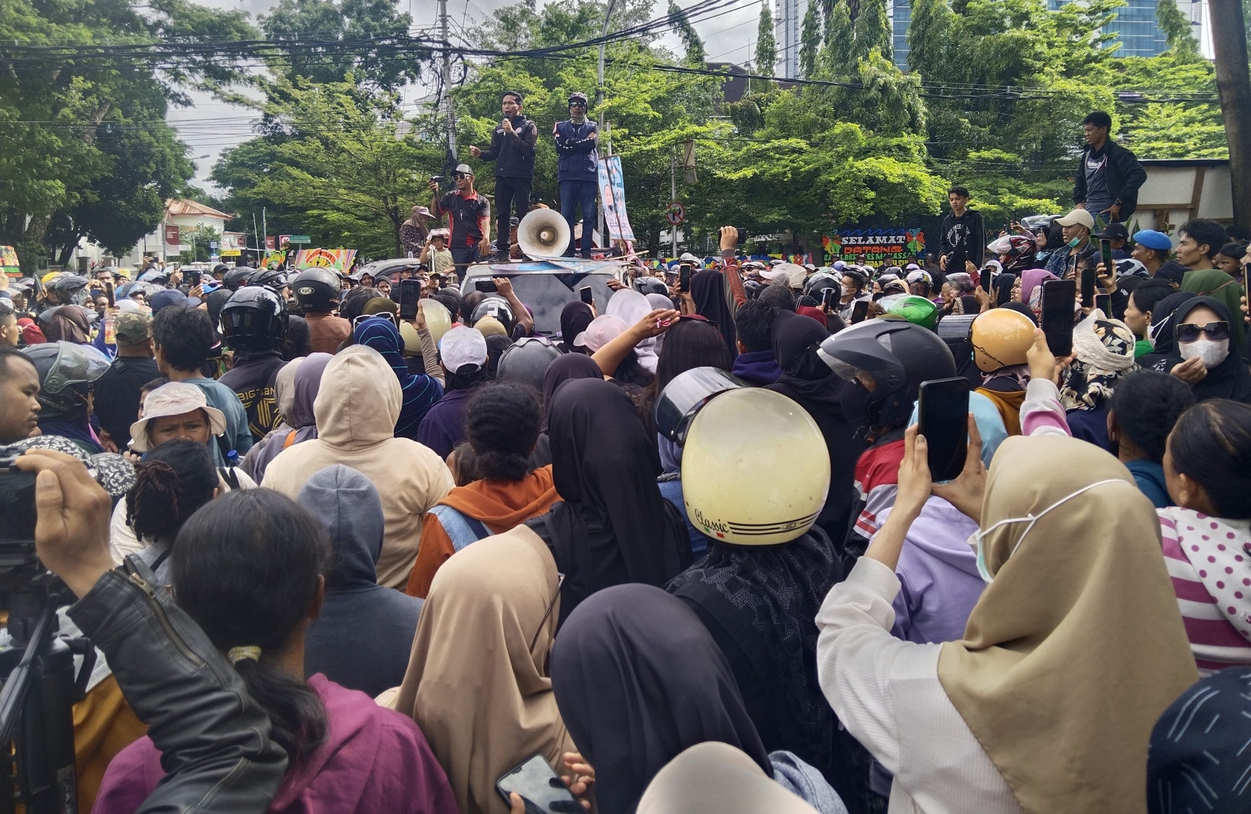 Ratusan Warga Bersatu Bitoa Gelar Aksi Demo, di Depan Kantor Polrestabes Makassar