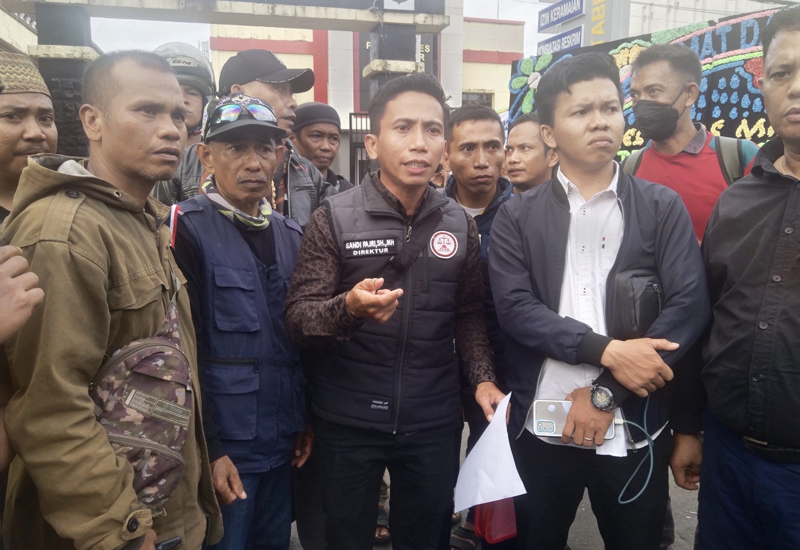 Ratusan Warga Bersatu Bitoa Gelar Aksi Demo, di Depan Kantor Polrestabes Makassar