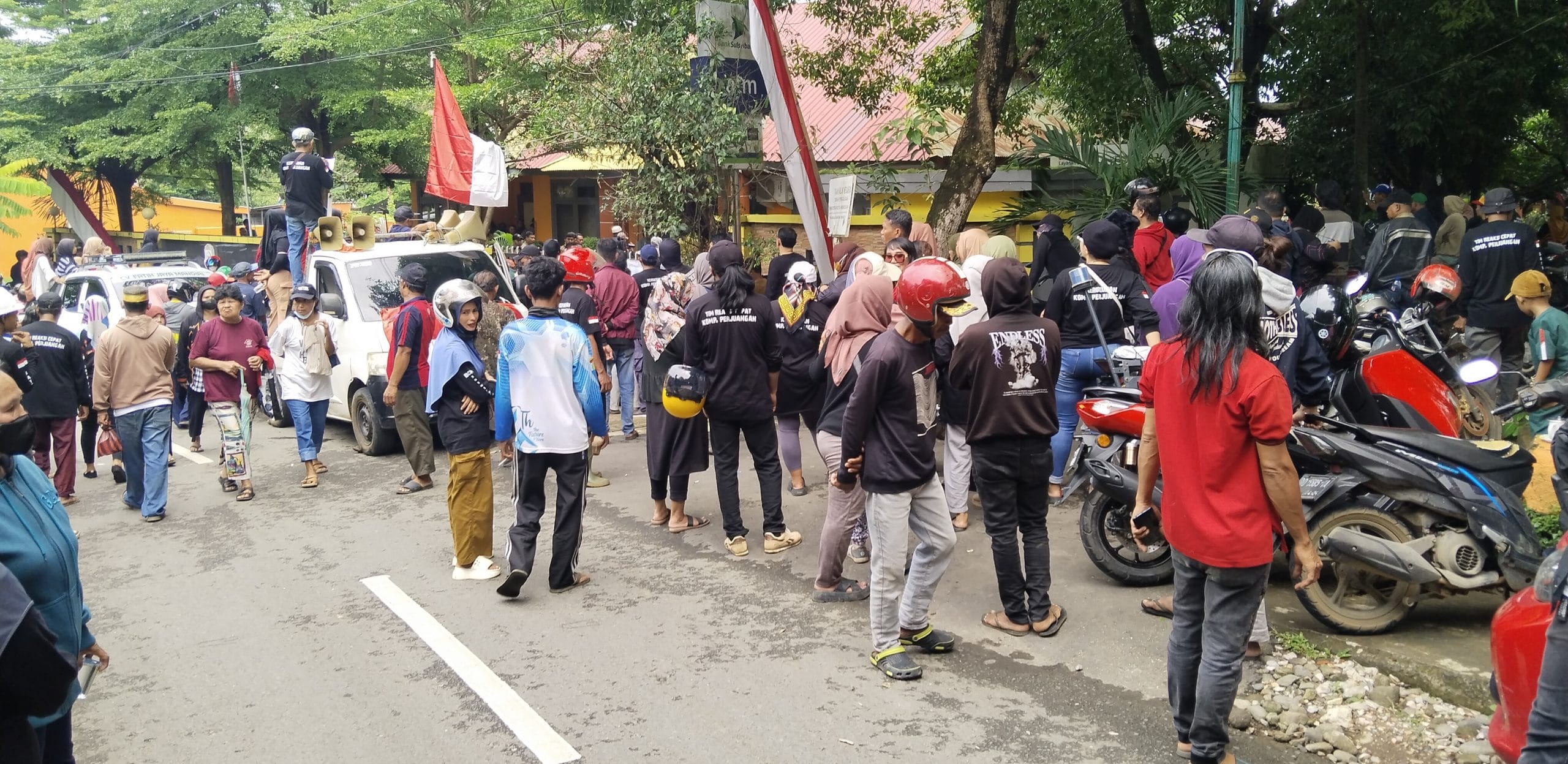 Warga Bitoa Gelar Aksi Demo Didepan Kantor Lurah Bitoa, Menuntut Ketua RT/RW Yang Makan Gaji Buta